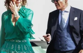 Monserrat Berrnabeu y Joan Piqué Rovira a la salida de la boda de su hijo Marc con la joven catalana María Valls