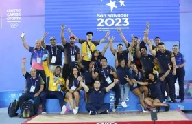 Delegación de pesas de Colombia que alcanzó 19 medallas de oro. 