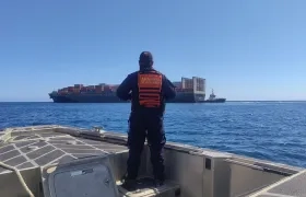 El buque ‘GSL Arcadia’ cuando era auxiliado en aguas de La Guajira.