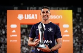Pablo Sabbag con el trofeo que lo consagró como el mejor jugador del fútbol peruano. 