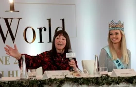 Presidenta y directora ejecutiva de la Organización junto a la actual Miss Mundo