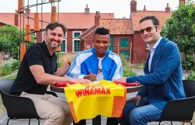 Oscar Cortés durante la firma del contrato con su nuevo club.