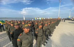 300 auxiliares de policías graduados. 