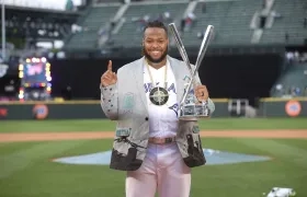 Vladimir Guerrero Jr. con el trofeo de ganador del Derby de Jonrones. 