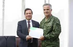 Momento en que la Dimar recibe la acreditación. 