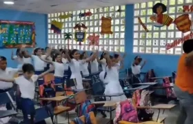 La docente Angely Escobar realizando pausas activas a sus alumnos.
