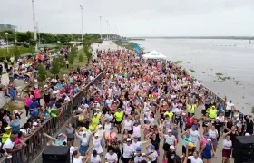 Asistentes del evento durante la clase de baile.
