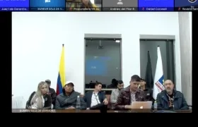 Daysuris Vásquez y Nicolás Petro en el búnker de a Fiscalía durante la audiencia que se iba a realizar esta noche. 