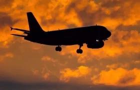 Fotografía de archivo, avión en vuelo.