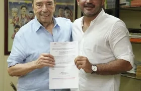 Fuad Char, máximo dirigente en la región de Cambio Radical, entrega el aval por el partido a Dagoberto Barraza, candidato a la Alcaldía de Sabanalarga.