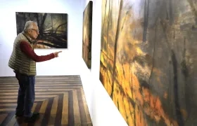 Un hombre en la exposición de la artista plástica colombiana, María Cristina Cortés.