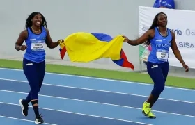 María Murillo (i) de Colombia, medalla de plata, y Flor Ruiz de Colombia, medalla de oro. 