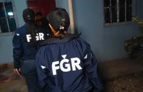 Investigadores de la Fiscalía de El Salvador en allanamientos.