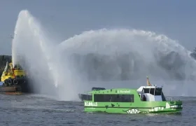 Los remolcadores dándole la bienvenida a Karakalí, el primer Río Bus con que cuenta Barranquilla
