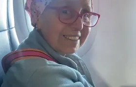 Laura mientras escuchaba el homenaje que le hizo el piloto. 