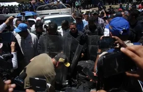 Manifestantes liberan hoy a funcionarios en el municipio de Chilpancingo en el estado de Guerrero (México).