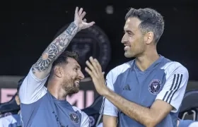 Lionel Messi, jugador del Inter Miami CF, habla con su compañero de equipo, el español Sergio Busquets.
