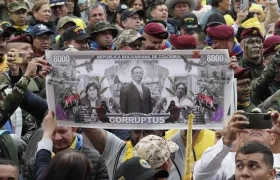 Militares retirados protestan en contra del Gobierno Petro en la plaza de Bolívar.