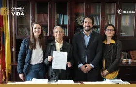 El ministro de Hacienda, Ricardo Bonilla González, con el presupuesto 2024 presentado este sábado al Congreso.