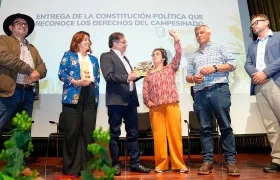 Acto de Entrega de la Constitución Política que reconoce Derechos al Campesinado, en Bogotá.