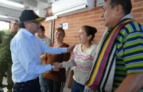 El Presidente Gustavo Petro junto a las familias afectadas.
