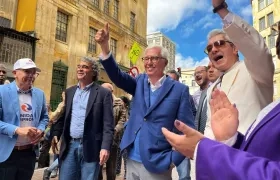 Jorge Enrique Robledo, camino a la Registraduría para su inscripción a la Alcaldía de Bogotá.