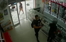 Ladrones en moto robaron tienda de tecnología en el Centro.