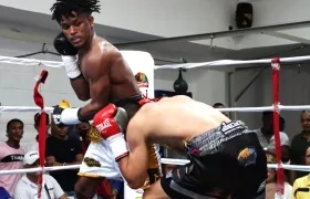 Édinson Martínez (izquierda) durante su vibrante pelea contra Isaac Arias. 