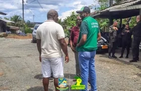  El alcalde de Buenaventura, Víctor Vidal, y el secretario de Gobierno, Arlintong Agudelo, en el sector en la que hacen presencia hombres armados.