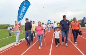 La gobernadora Elsa Noguera recorre la pista atlética en la Universidad del Atlántico sede norte