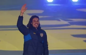 Édinson Cavani saluda a los aficionados de Boca en la Bombonera. 