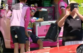 Esteban Chaves fue subido a una ambulancia