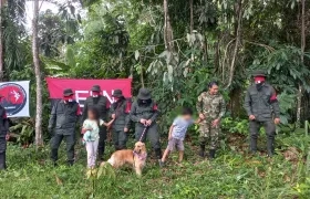 La sargento Karina Ramírez junto a sus dos hijos, su mascota, y guerrilleros del ELN