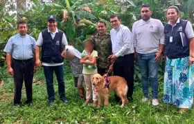 La sargento y sus dos hijos con funcionarios de la Defensoría del Pueblo