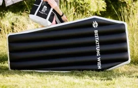 Set de verano: colchoneta inflable, en forma de ataúd, toalla y bolsa de tela del museo funerario del cementerio de Viena.