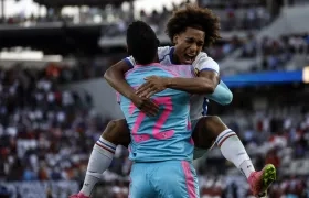 Adalberto Carrasquilla celebra con el portero Orlando Mosquera la clasificación de Panamá a la final.