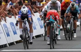 Jasper Philipsen superó en el esprint a Caleb Ewan. 