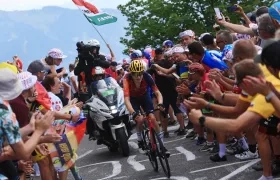Carlos Rodríguez a bordo de su bicicleta recibiendo el apoyo de los aficionados. 