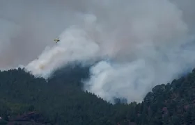 Un helicóptero trabaja en la extinción del incendio forestal en los altos de Güímar.
