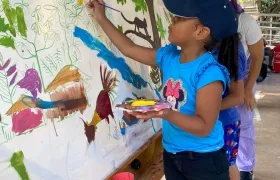 Niños pintando en La Cueva