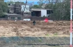 Inspección de las autoridades en el aeropuerto.