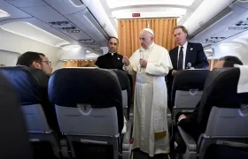 El Papa Francisco atendiendo a la prensa en un viaje pastoral. 