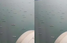 Captura de video en el que se ven varios barcos esperando pasar por Panamá.