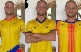 Dominic Wolf posando con sus nuevas camisetas.