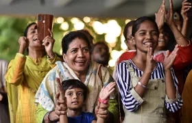 La gente celebra el aterrizaje suave de la misión Chandrayaan-3 en el Polo Sur de la Luna.