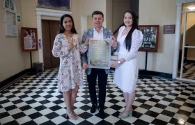 Gabriela García Consuegra, directora de Programa, Carlos Mauricio Archila, decano de la Facultad de Humanidades y Ciencias Sociales, y Steffani Riveros Vásquez, directora Administrativa del Consultorio Jurídico.
