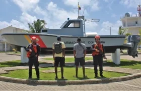 Dos de las personas rescatadas por la Armada Nacional.