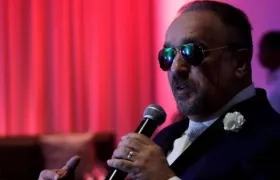 Willie Colón hablando en medio de una entrevista.