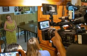 Ángeles Béjar atendió a los periodistas en la iglesia donde está refugiada. 