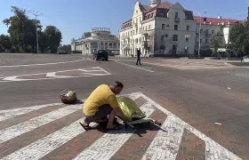  Un hombre junto al cuerpo de una de las víctimas del ataque ruso sobre el centro urbano de la ciudad ucraniana de Chernígov.